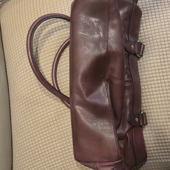 Elegant Burgundy Leather Handbag - Picture 7 of 9